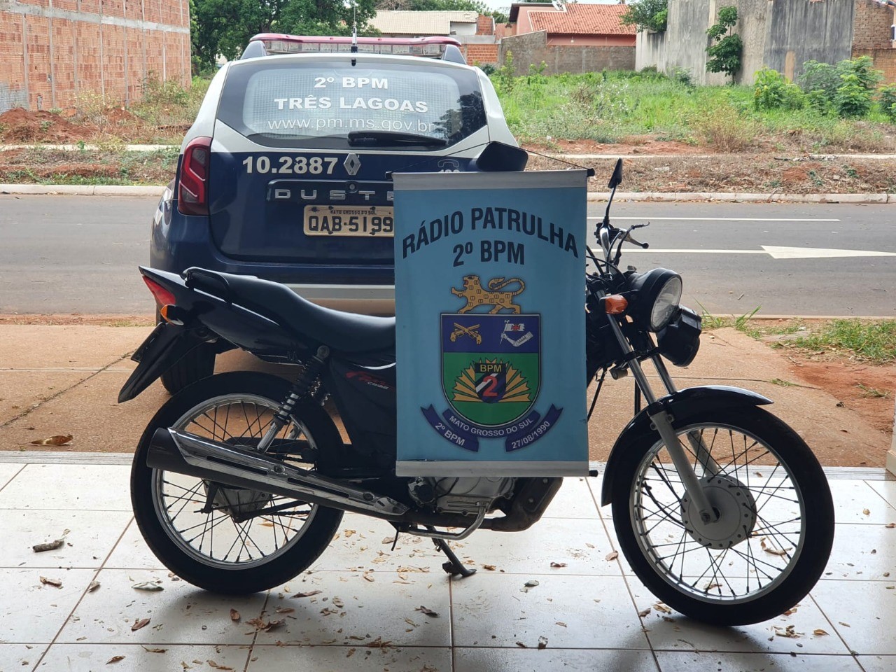 Moradores do Interlagos localizam moto em matagal e chamam a Polícia Militar - Divulgação/PM