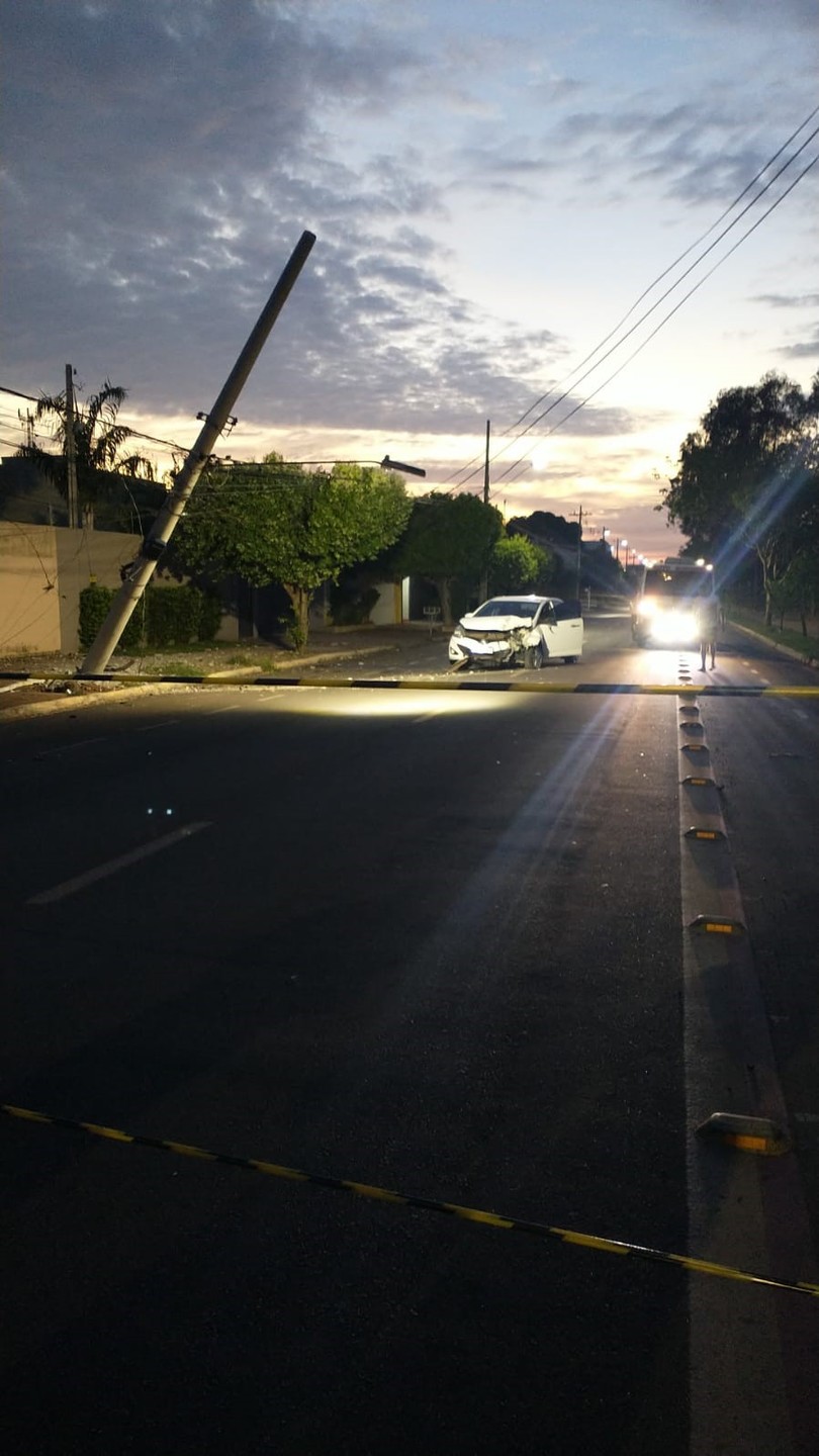 Motorista perde controle e colide contra poste no bairro Jardim Cangalha - Divulgação/Corpo de Bombeiros