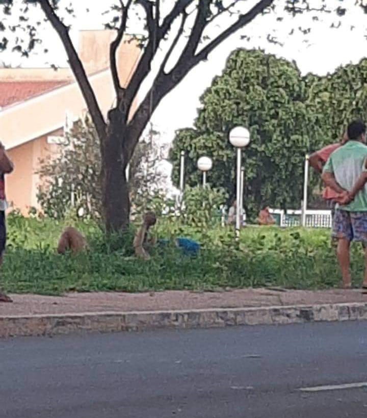 Homens são amarrados em árvore e espancados em via pública na cidade de Brasilândia - Imagens enviadas via WhatsApp