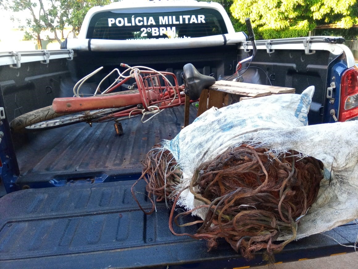 Dupla é flagrada derretendo fios de cobre furtados em terreno baldio e terminam o dia na delegacia - Divulgação/Polícia Militar