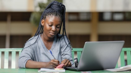 São 50 vagas para jovens empreendedores e para quem pretende começar um negócio pela internet. O curso é gratuito e as aulas serão de 27 a 31 de março no período matutino - Foto:Freepik