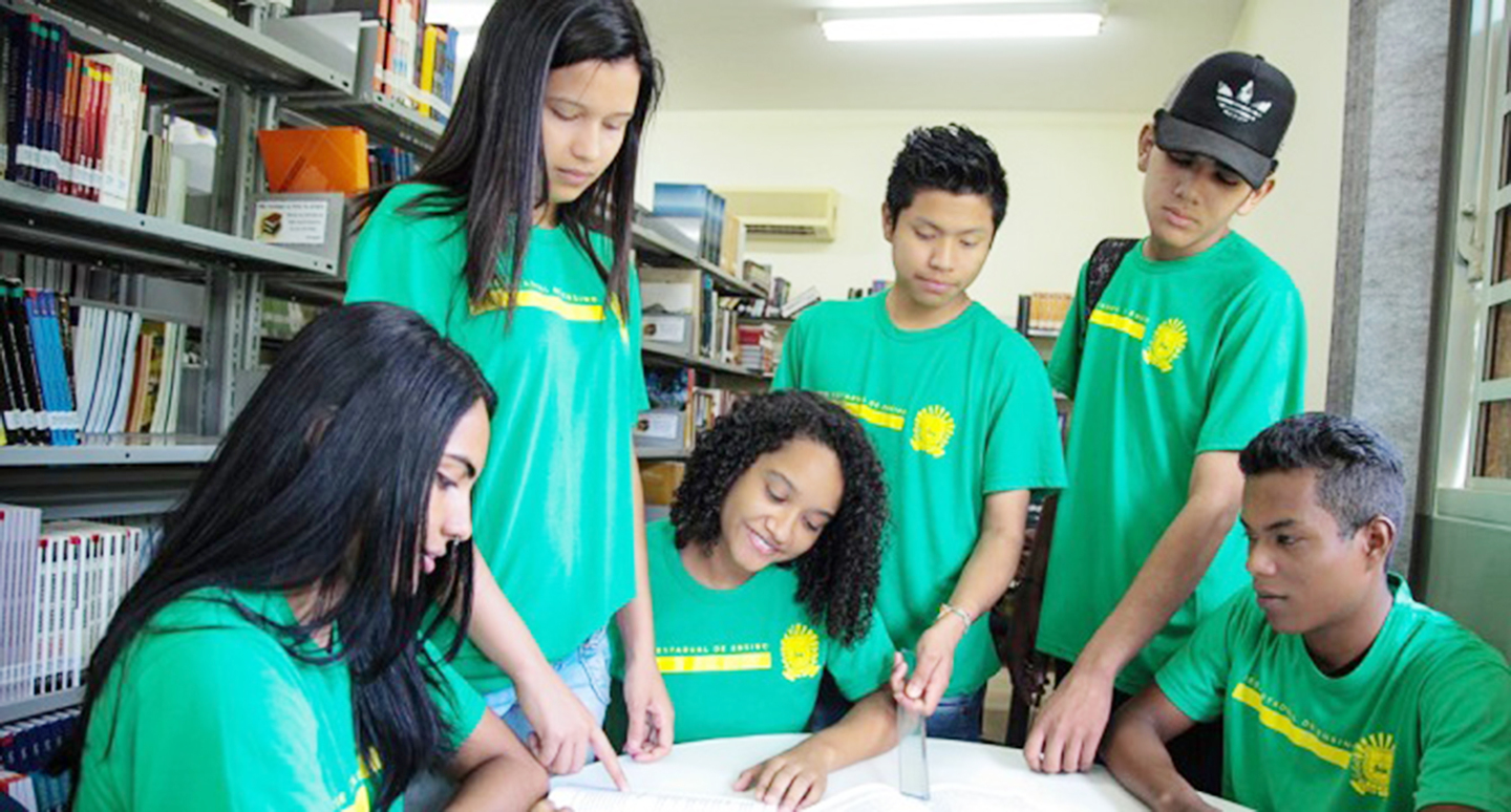 Neste ano, eleitores vão às escolas pra exercer o direito ao voto, mas o exercício de cidadania já faz parte da vida de adolescentes. - Arquivo/JPNews