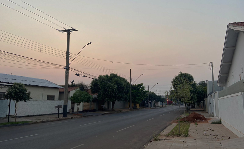 A quinta-feira começa com uma densa camada de fumaça sob a cidade - Israel Espíndola/JPNews