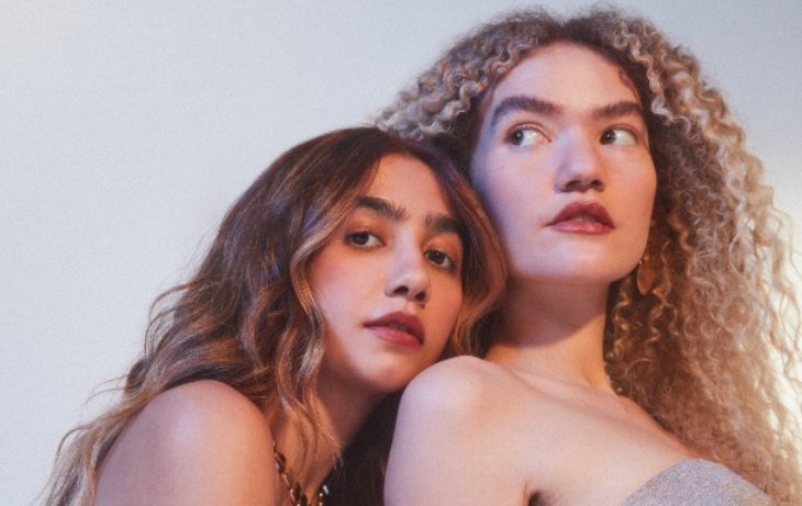 Dupla é dona de hits como 'Trevo', 'Fica' e 'Pupila' entre as músicas mais tocadas nas rádios brasileiras - Foto: Divulgação/ Governo do Estado Dupla é dona de hits como 'Trevo', 'Fica' e 'Pupila' entre as músicas mais tocadas nas rádios brasileiras - Foto: Divulgação/ Governo do Estado