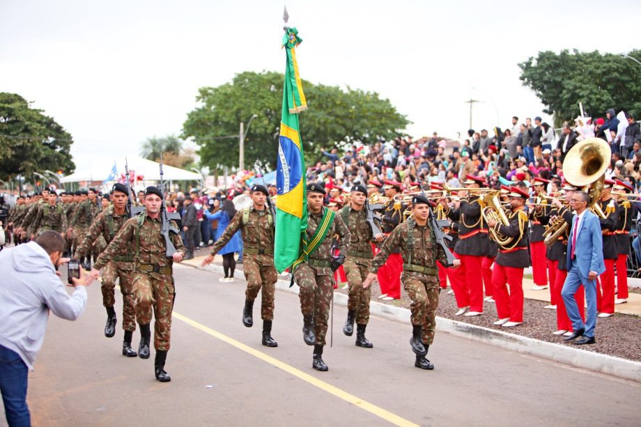 Desfile cívico e militar teve participação de 1.300 pessoas na avenida - Reprodução/TVC HD