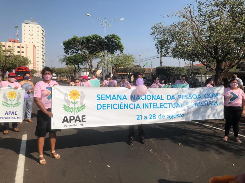 Na segunda-feira (23) houve passeata com saída às 8h30 na Praça da Feira até a Praça da República - Divulgação