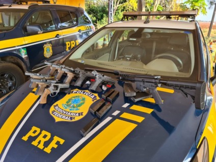 Armas estavam em compartimento de veículo. - Foto: Divulgação/PRF