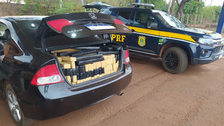 Tabletes de maconha foram encontrados em compartimentos do veículo. - Foto: PRF