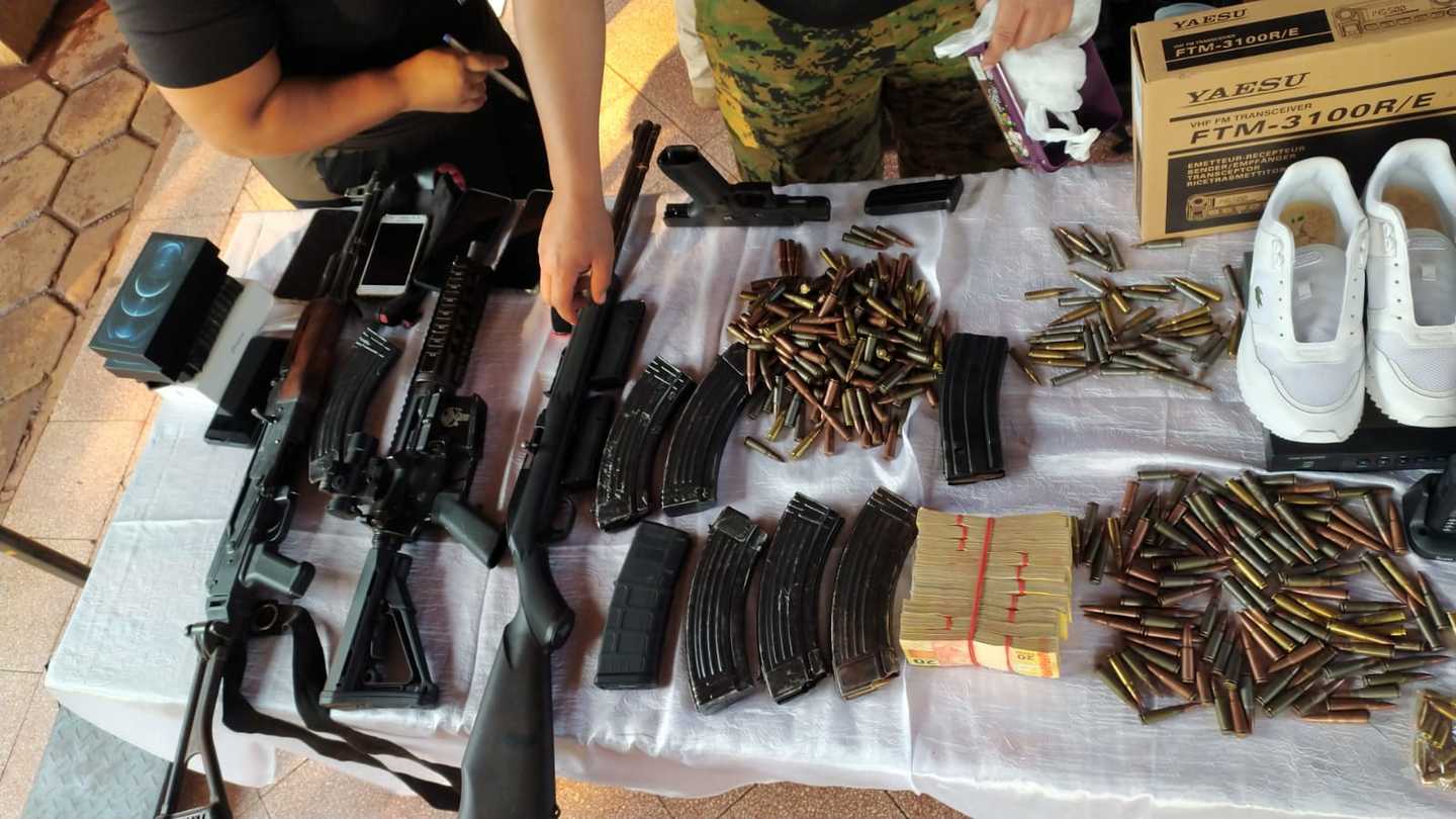 Armas, dinheiro, munição e aparelhos celulares estavam com os detidos. - Foto: Divulgação