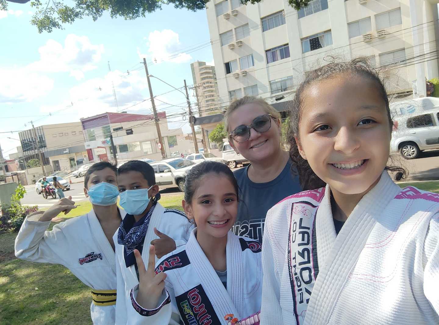 Eduarda à frente e os colegas atletas durante movimentação nas ruas - Foto: arquivo pessoal