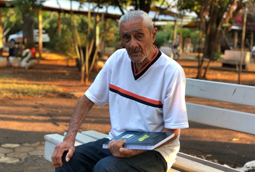 Aparecido e o caderno de músicas autorais, companheiro inseparável do idoso - Foto: Thais Cintra