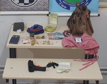 Trio saí de carro e com pistola de cola quente e realizam assaltos em Três Lagoas - Divulgação/Polícia Militar Trio saí de carro e com pistola de cola quente e realizam assaltos em Três Lagoas - Divulgação/Polícia Militar