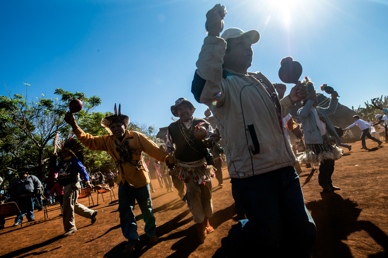 Indígenas em celebração tradicional na aldeia Jaguapiru - Foto: reprodução Mario Vilela