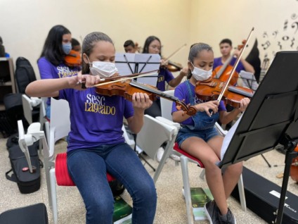 Instituição atende mais de 400 crianças e adolescentes com aulas gratuitas - Foto: Isabelly Melo/CBN