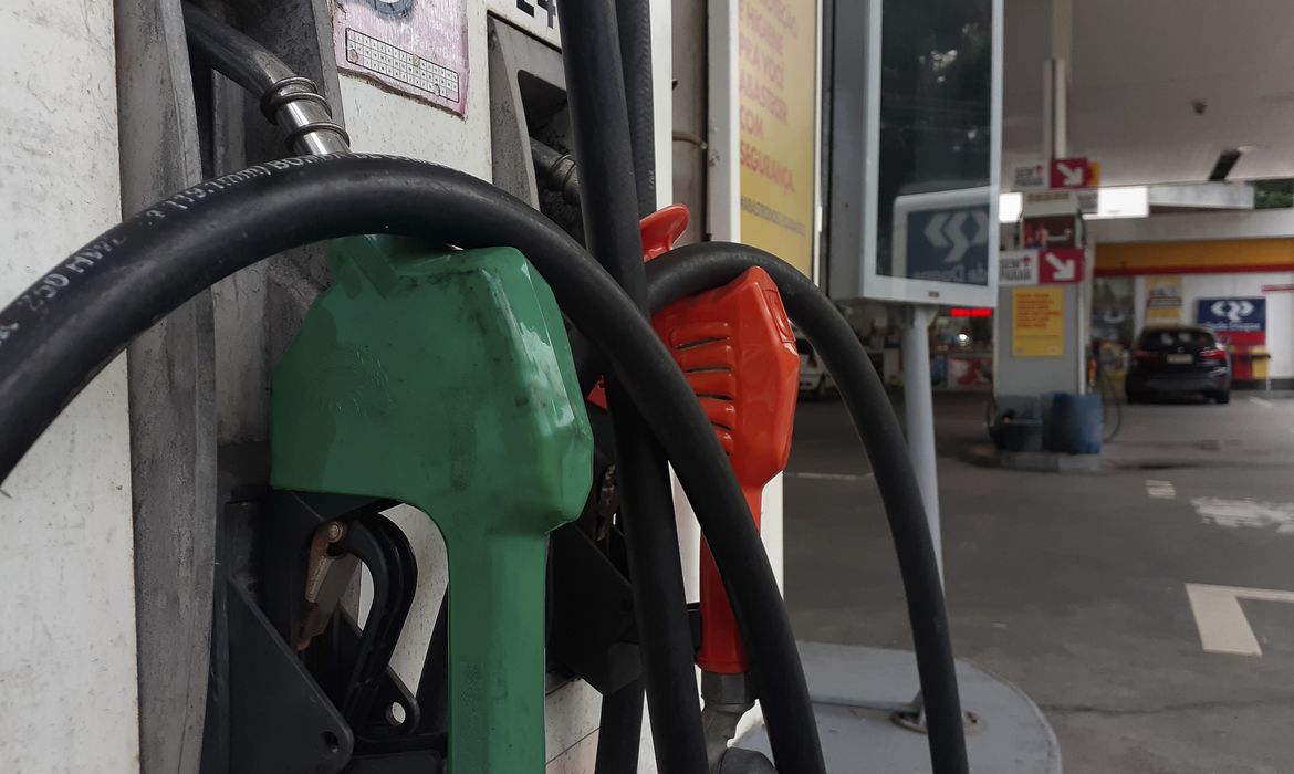 Preços da gasolina e diesel foram reajustados ontem pela Petrobras - Arquivo