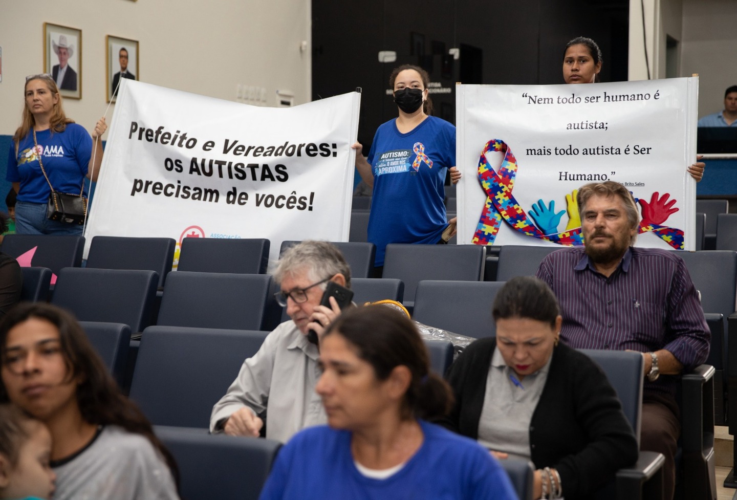 Com faixas e cartazes, mães protestaram na Câmara Municipal. - Divulgação/Assessoria