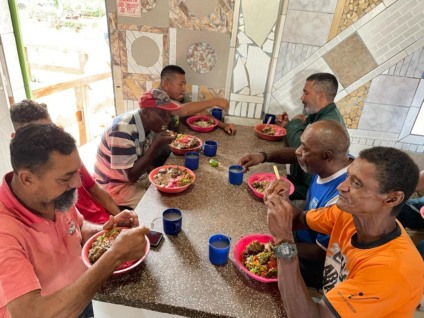 Projeto atende mais de 200 pessoas na capital e, em períodos de frio, o número de refeições salta de 60 para 80 quilos de arroz diariamente - Foto: Divulgação/FSF