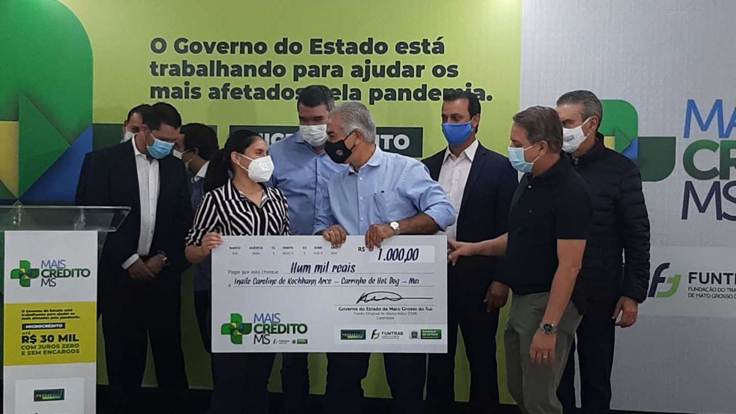 Governador entrega cheque simbólico a microempreendedora contemplada - Rosana Siqueira