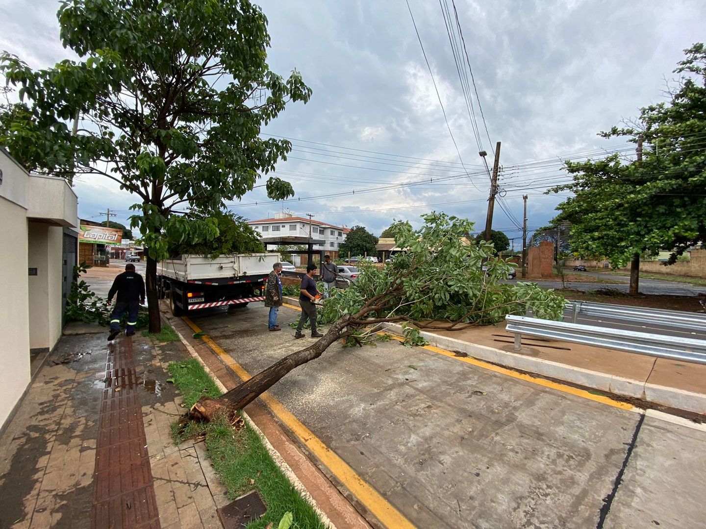 Temporais deixaram casas destelhadas e ruas interditadas em MS - Foto: Eduardo Suede/CBN