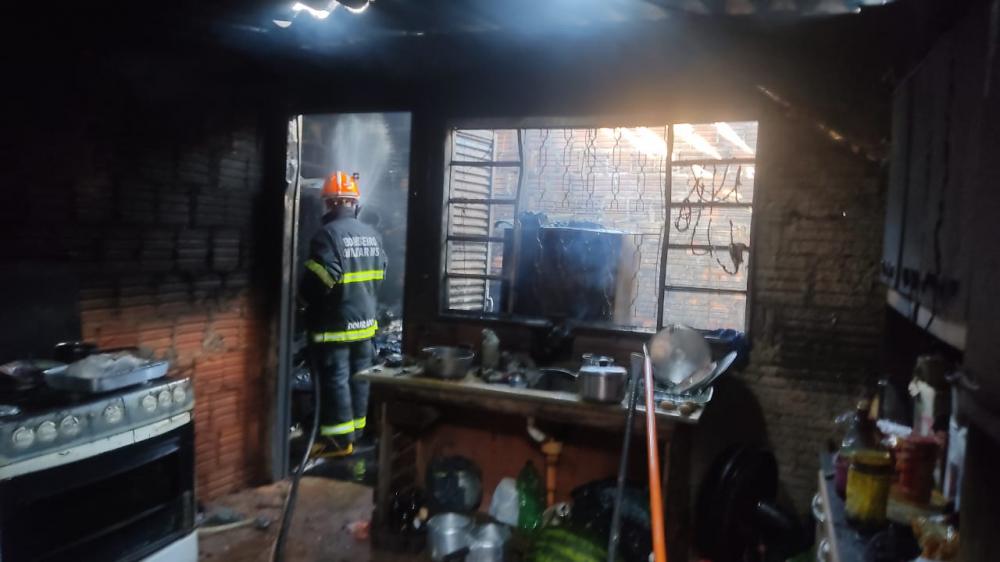 Casa pega fogo e criança é socorrida em estado grave - Foto cedida: Tiago Apolinário