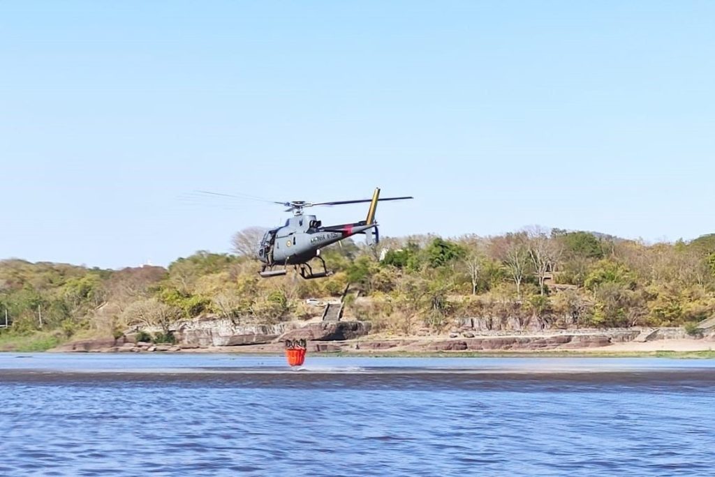 Helicóptero possui "bambi-bucket" para despejar água - Foto: Reprodução/ Governo do Estado