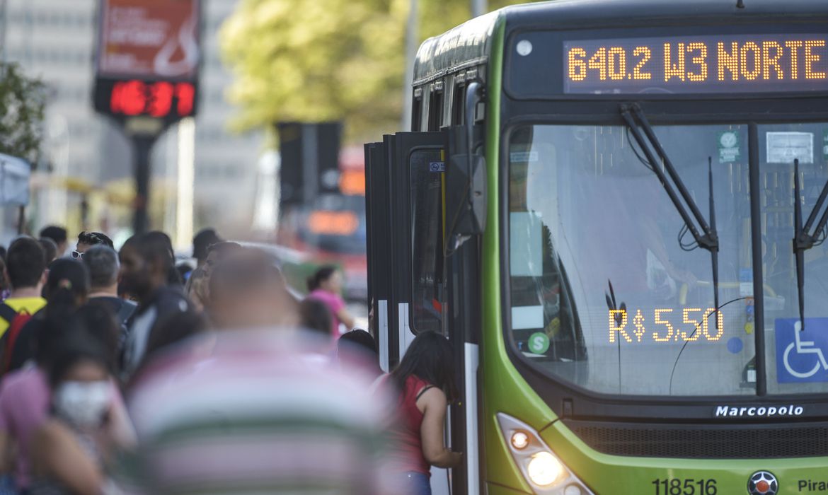 Dos nove grupos de produtos e serviços pesquisados, oito tiveram alta de preços na prévia de março, com destaque para transportes, com taxa de inflação de 1,50% - Divulgação