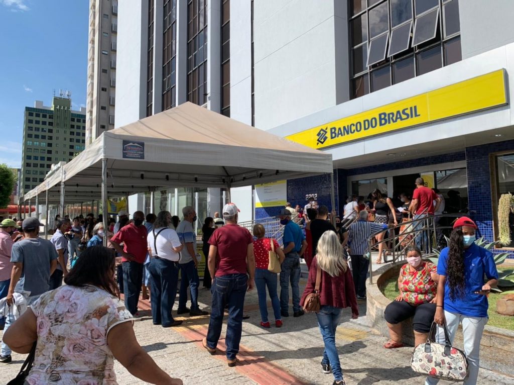 Aglomeração de pessoas nos bancos foi denunciada por clientes - Divulgação Procon MS