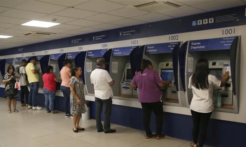 Nos feriados e fins de semana, a população pode utilizar os meios eletrônicos de atendimento bancário. - Foto: Reprodução/Agência Brasil