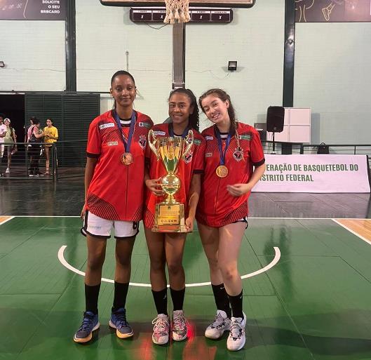 As atletas Giovana Batista, Beatriz Fontes e Eduarda Alves compõem a seleção do Estado e são alunas de um projeto em Três Lagoas. - Divulgação/Assessoria