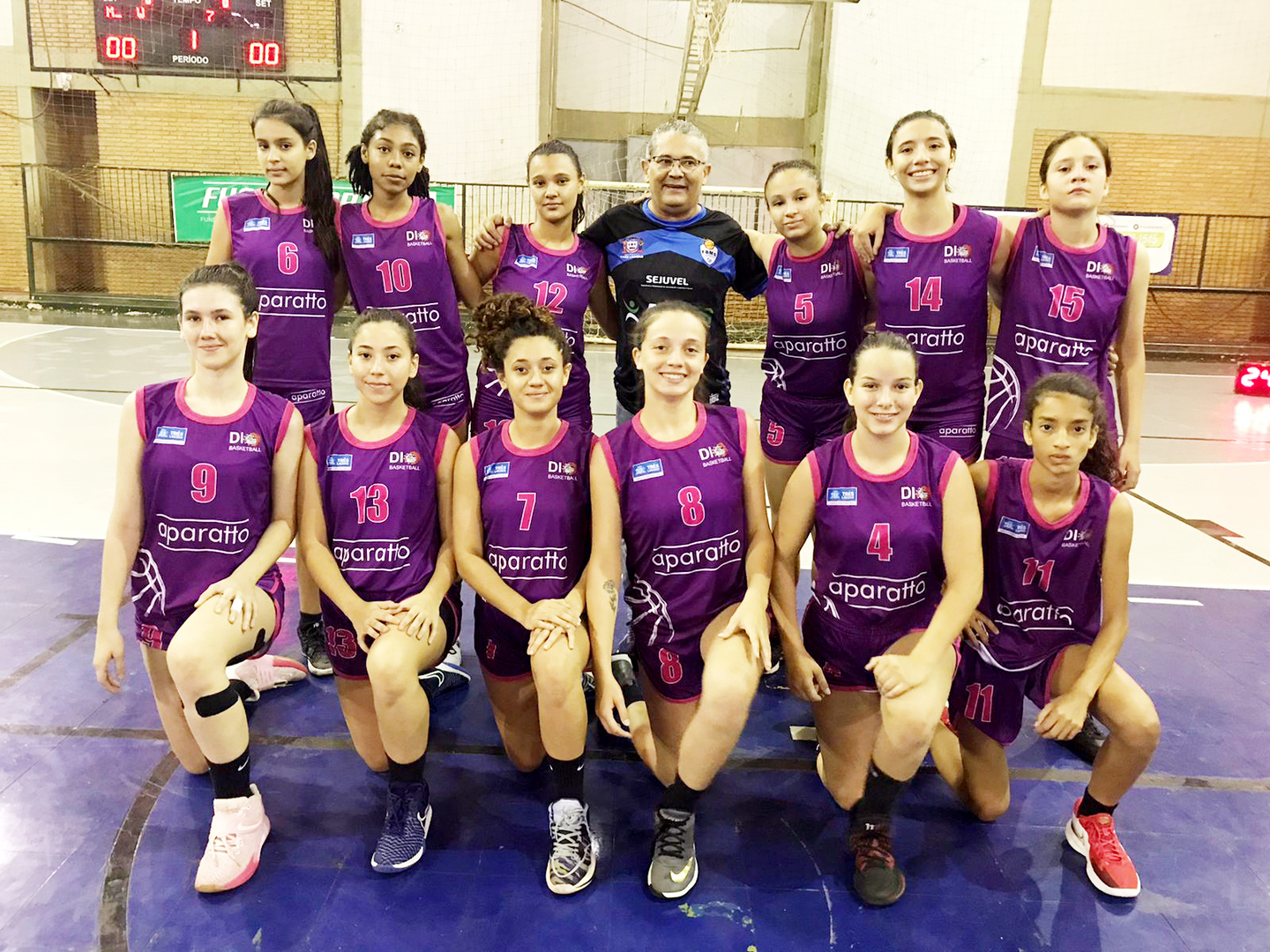 dicão > e as meninas do sub-16 em Rio Brilhante. Os treinos acontecem diariamente na quadra da Aden - Divulgação