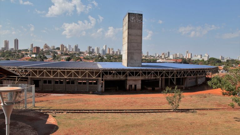 Obra iniciada nos anos 90 se tornou "elefante branco" no bairro Cabreúva - Foto: Prefeitura CG