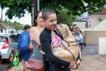 Os tutores devem levar os animais em guias ou caixa de transporte - Foto: Prefeitura de Campo Grande