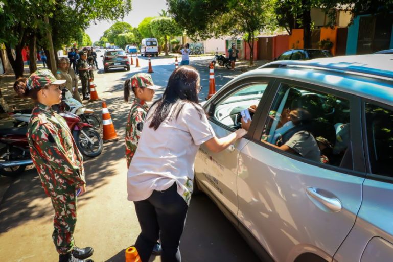 Nesta terça-feira (8), foi realizada blitz educativa com o objetivo de conscientizar os motoristas a não dar esmolas para as pessoas em situação de rua. - Arquivo/JPNEWS