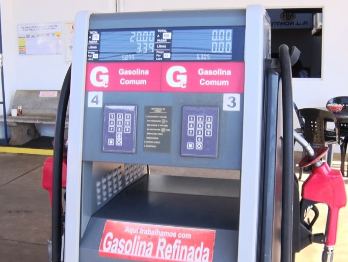 O preço médio do litro da gasolina foi reajustado de R$0,16 para R$ 2,69 nas refinarias - Reprodução TVC