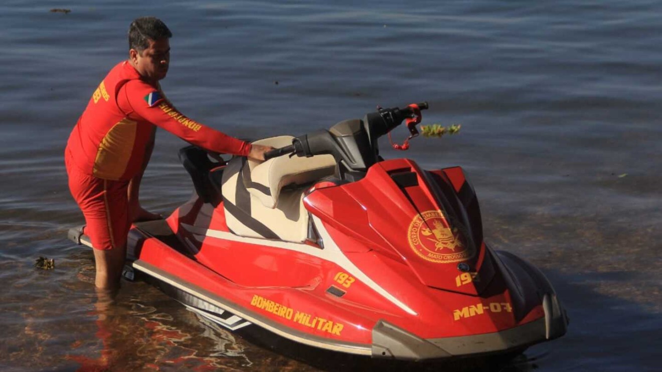 Sargento Márcio Alves e o Jet-ski usado no resgate - Foto cedida/CBM-MS