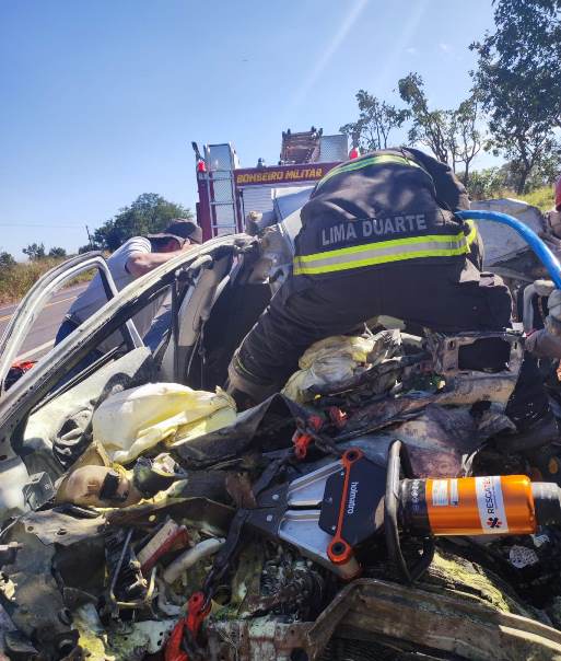 Condutor de automóvel teria invadido a pista contrária e atingido a carreta. - Divulgação/Corpo de Bombeiros