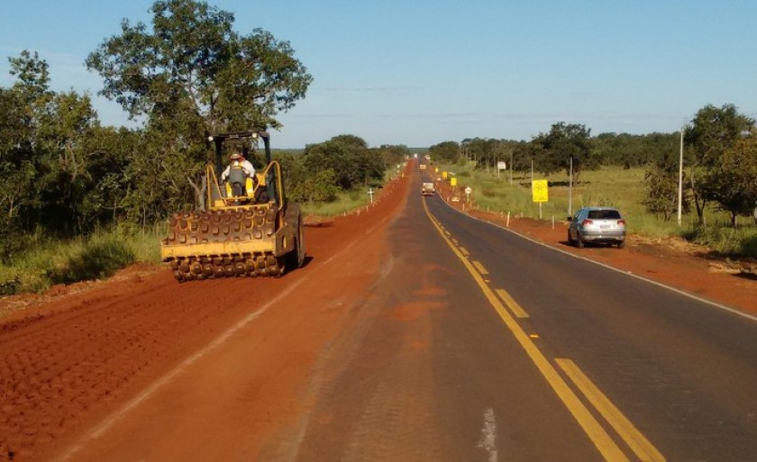 Trecho da rodovia BR-262, entre Três Lagoas e Água Clara, está em reparo e provoca longas filas de veículos. - Arquivo/JPNEWS