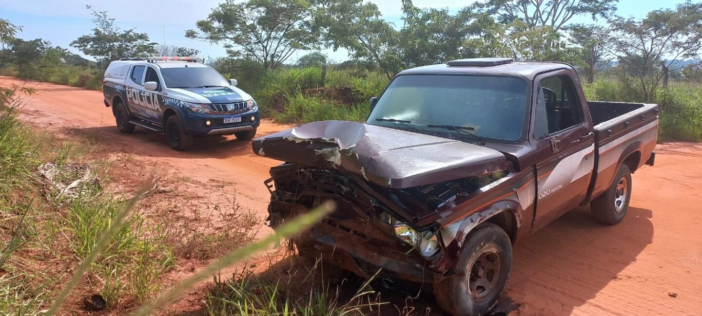 Os ladrões após se envolverem em acidente abandonaram o veículo em uma estrada vicinal - Divulgação/PM