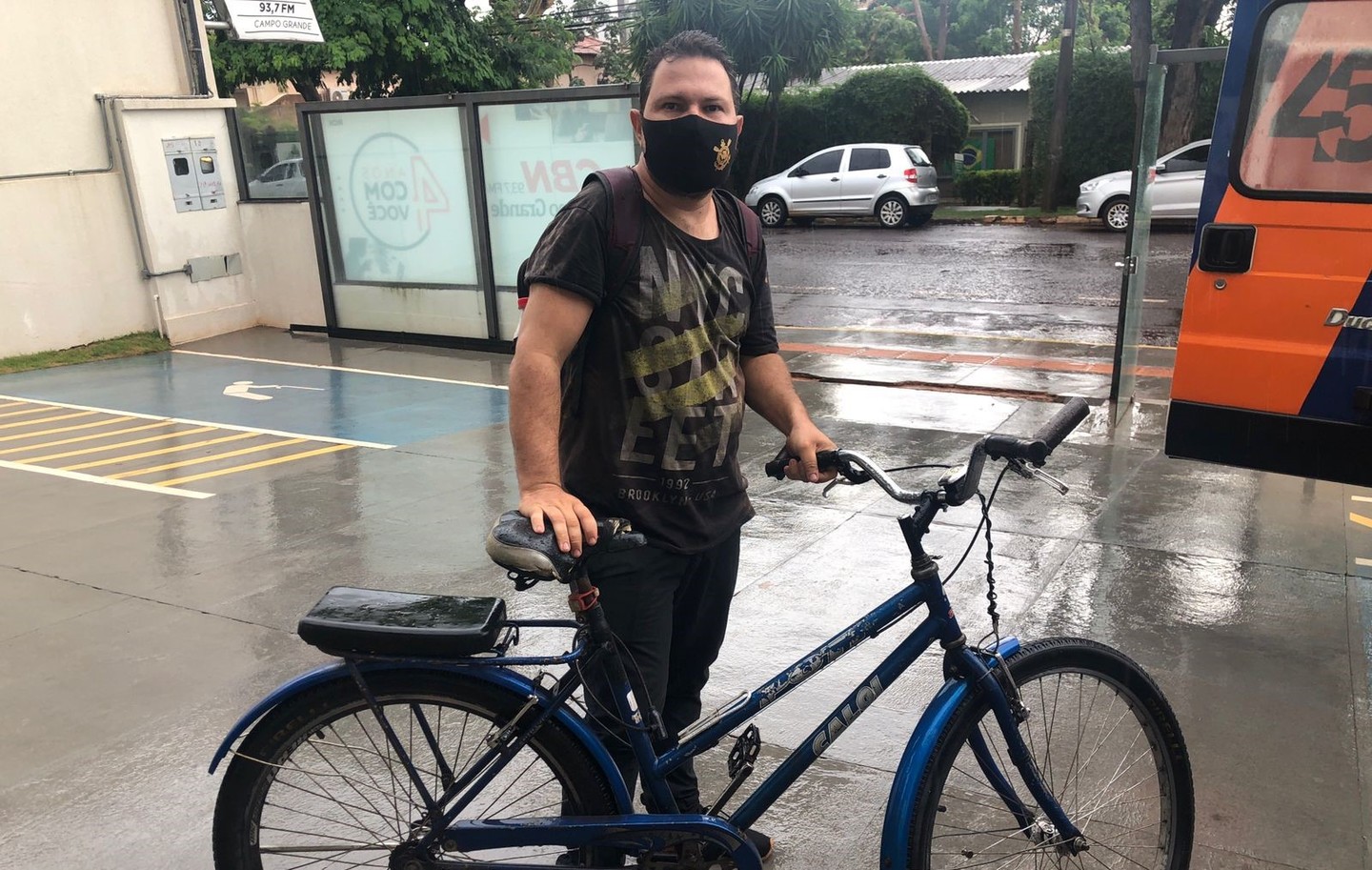 Com a bicicleta azul, Bruno procurou veículos de comunicação para divulgar apostilas. - Foto: CBN