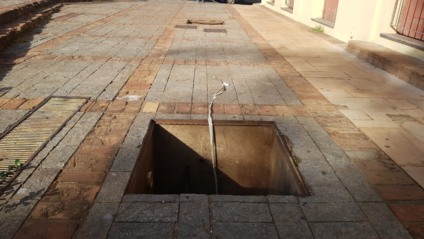 Os buracos são um perigo para os pedestres que passam na região Foto: Gerson Wassouf -