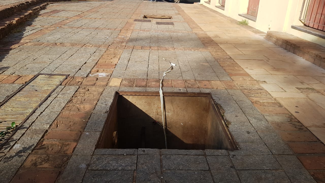 Os buracos são um perigo para os pedestres que passam na região Foto: Gerson Wassouf -