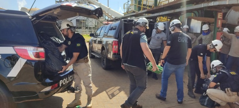 Ação dos policiais na realização da incineração - Polícia Civil