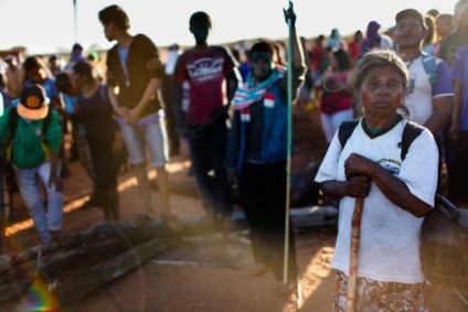 Indígenas Guarani e Kaiowá reunidos após massacre de Caarapó, em 2016, no Mato Grosso do Sul - Foto: Ruy Sposati/Cimi