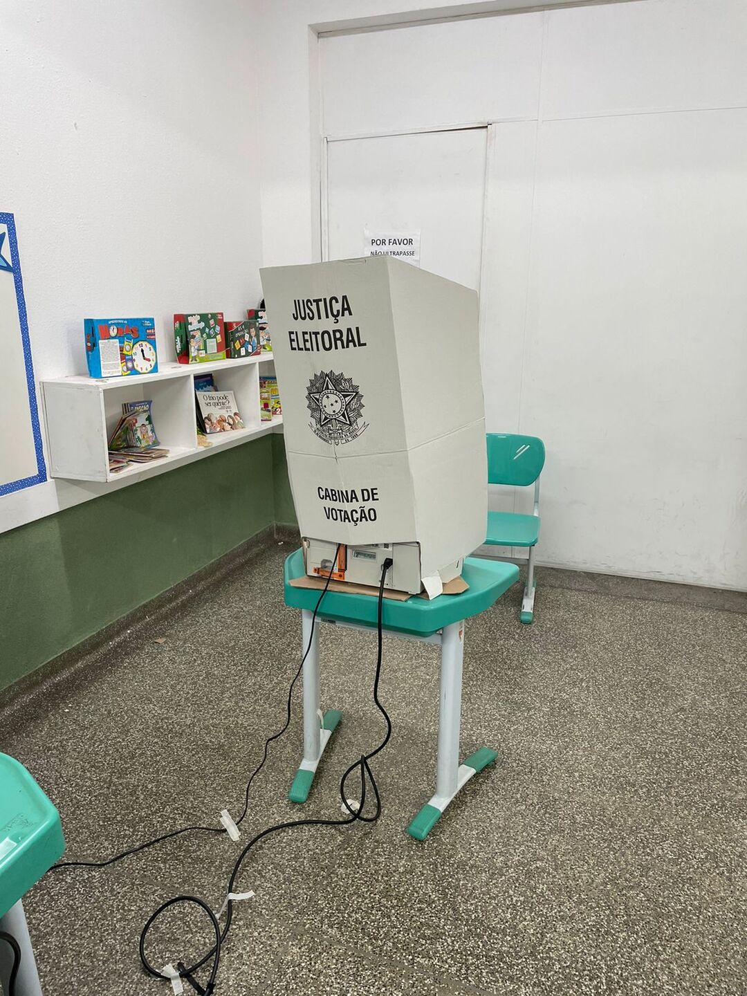 Cabina de votação em escola da capital - Isabelly Melo