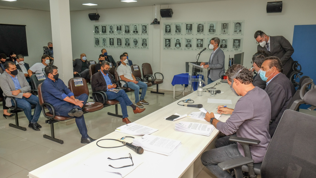 Prefeito esteve ontem levando projeto aos vereadores - Karine Matos/Prefeitura de CG