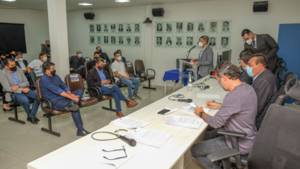 Prefeito esteve ontem levando projeto aos vereadores - Karine Matos/Prefeitura de CG