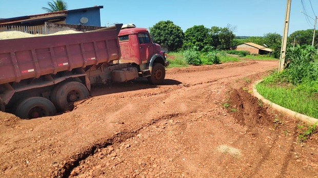 Ainda no fim da manhã a empresa responsável tentava realizar a retirada o caminhão basculante - Imagem Cedida/Leitores