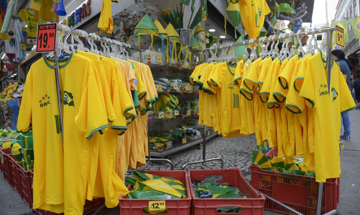 População da capital pretende gastar até R$ 200 reais em itens da Copa - Foto: Ag Brasil