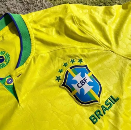 Camisa verde e amarela está diferente neste ano, com detalhes em relevo - Foto: Reprodução/Internet