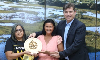 As empreendedoras Edeltrudes Correa (Edil Sabores do Pantanal) e Maria Romilda (Queijos Canaã) ao lado do diretor-superintendente em exercício, Tito Estanqueiro. Foto: Messias Ferreira - Sebrae/MS -